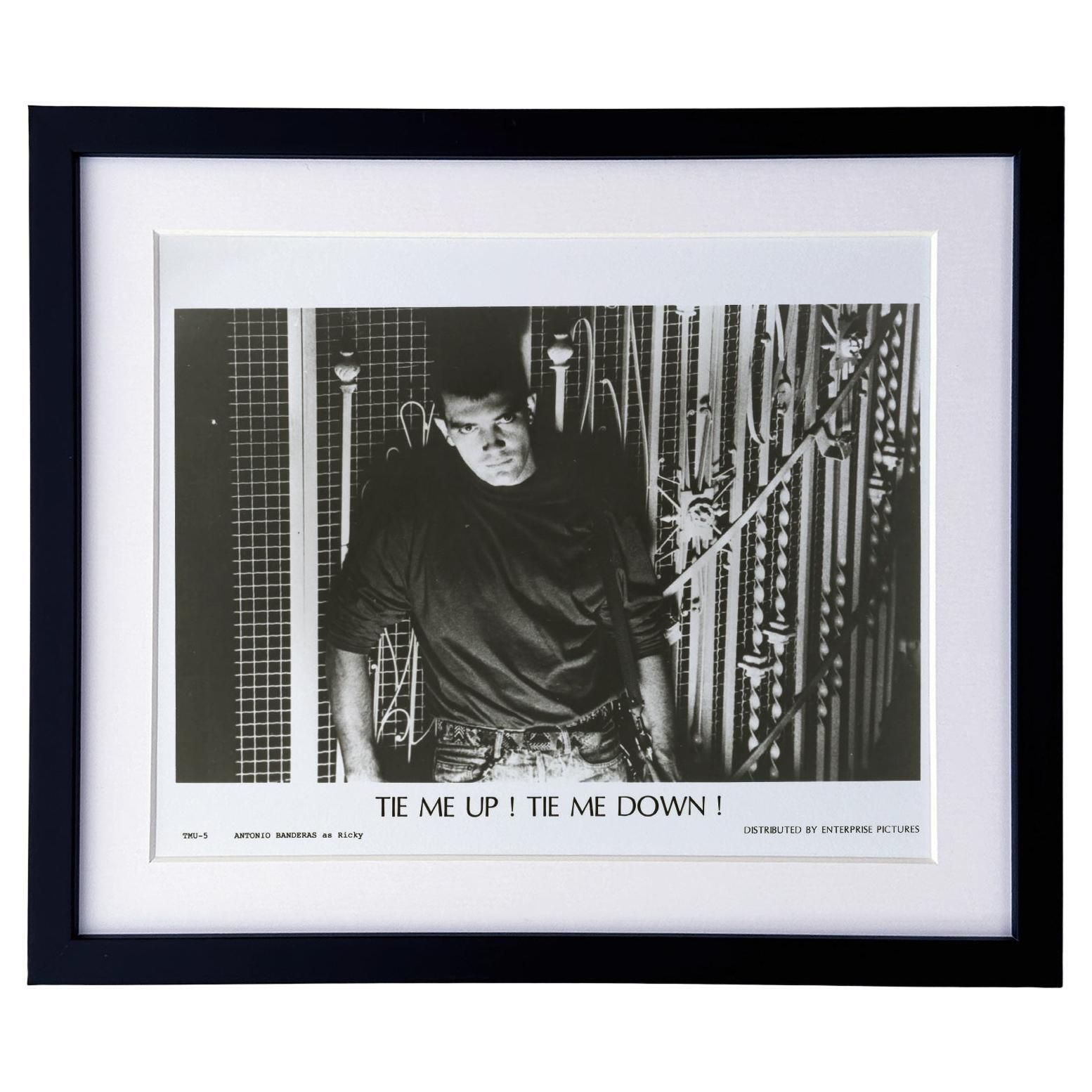 Photogramme de presse du film *Tie Me Up! Tie Me Down!* (1989), encadré