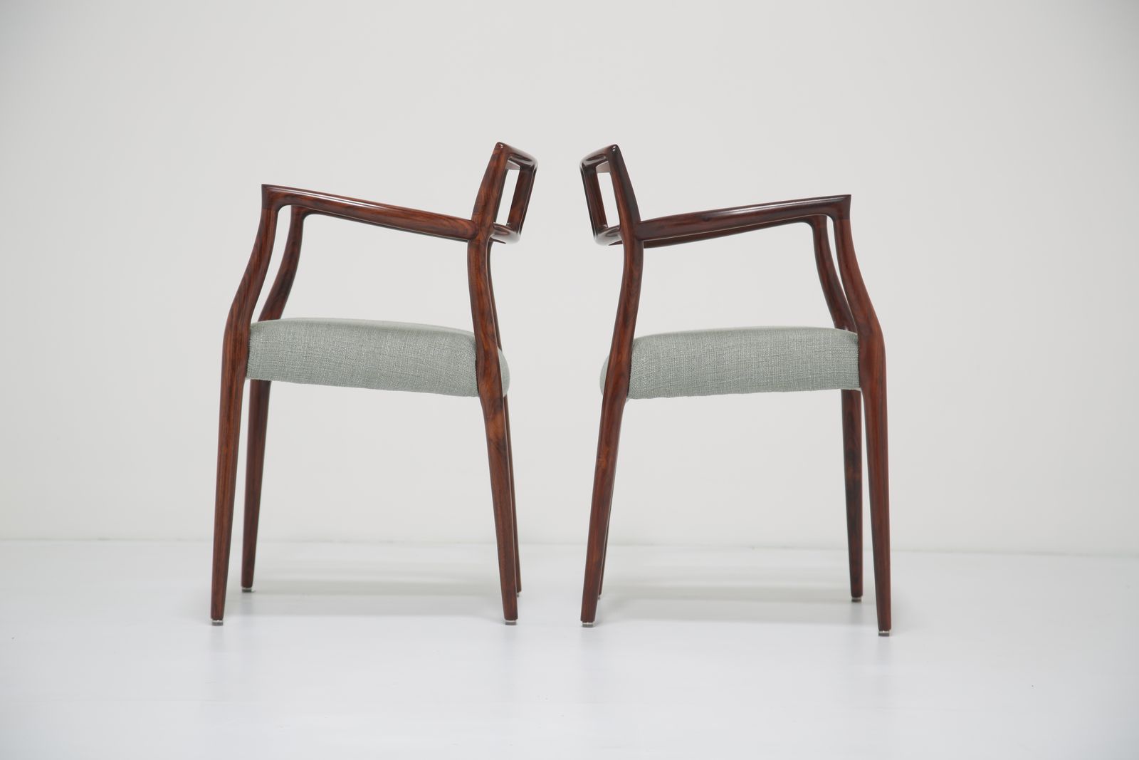 photo buy Niels Otto Moller Model 64 & 79 eetkamerstoelen: set van 8 in massief palissander en natuurlijk linnen, voor J.L. Mollers Mobelfabrik, ca. jaren 1960