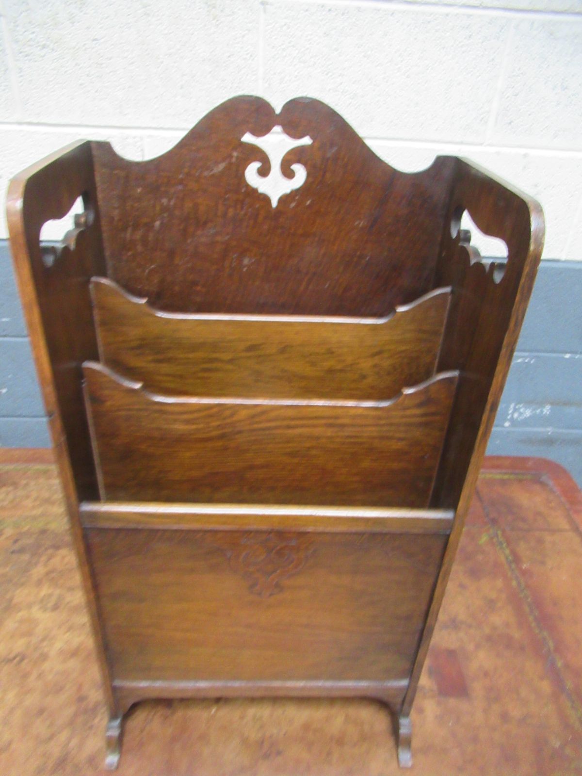 A  1920s Oak Magazine    Rack, Vintage photo 165.0