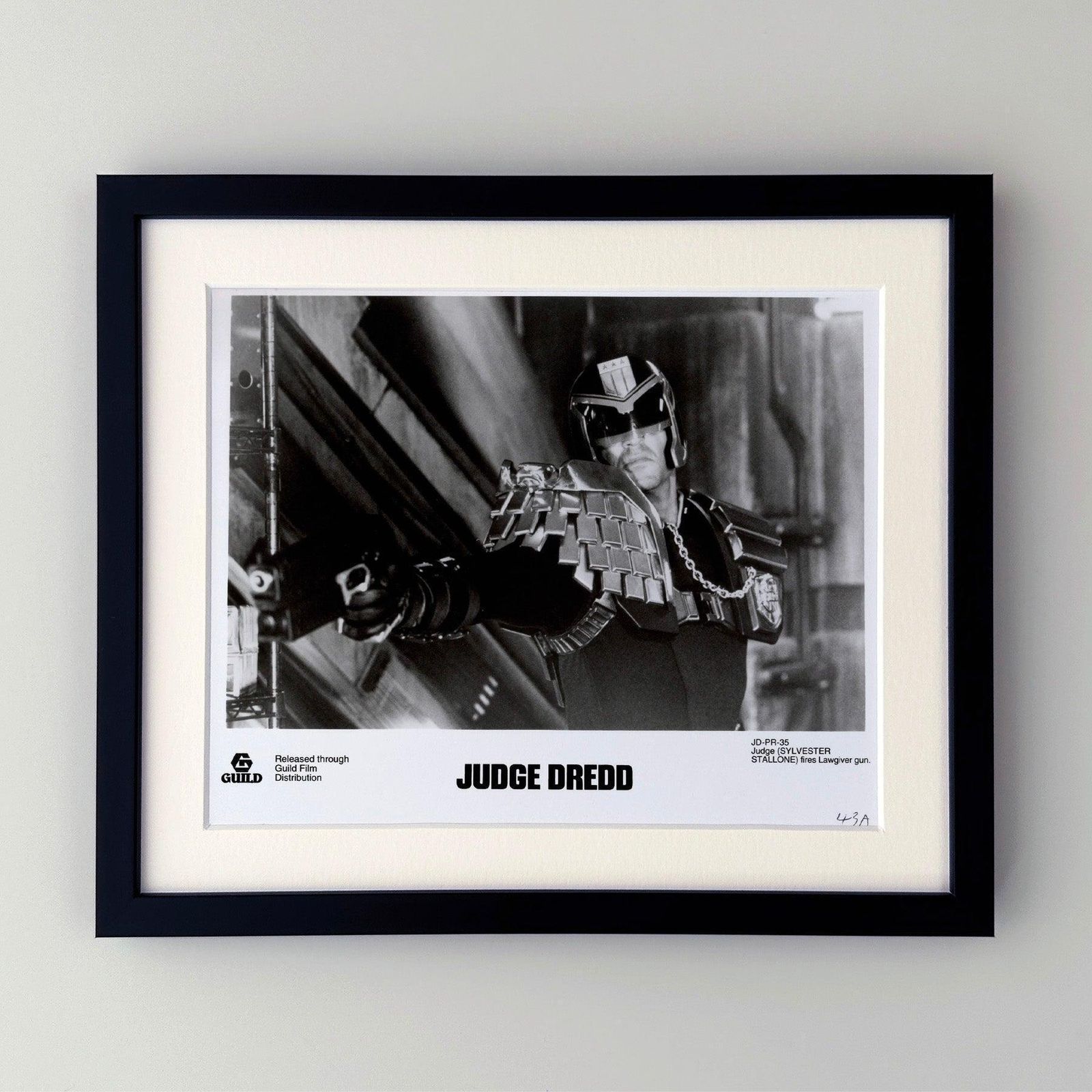 Photo de presse du film Judge Dredd (1995), encadrée photo furniture