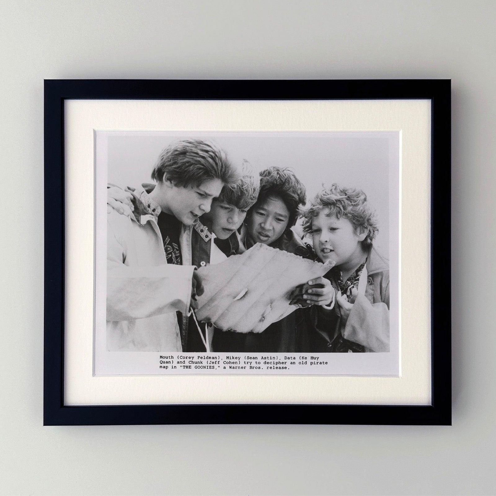 Photo de presse originale encadrée, The Goonies, 1985 photo furniture