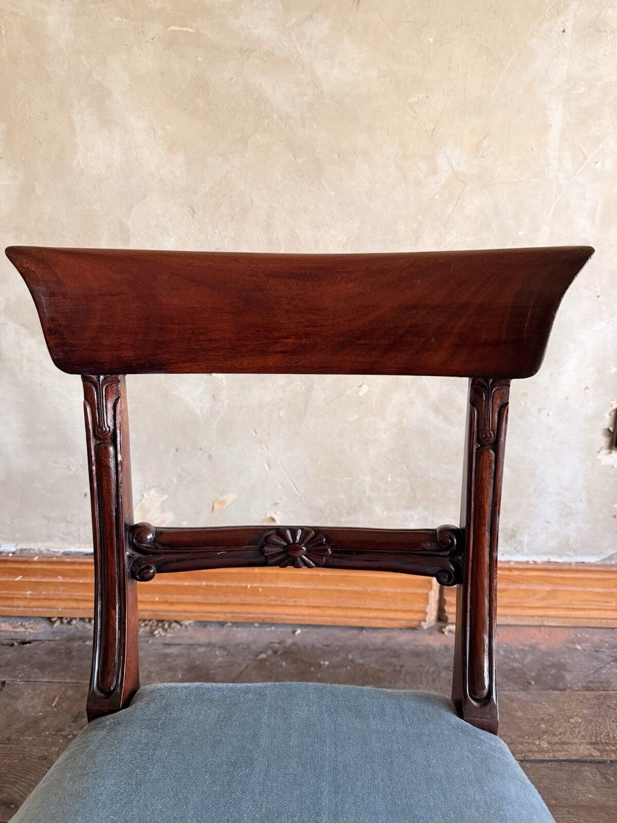 photo vintage English Matching Set Of 6 Antique Mahogany Regency Blue Dining Chairs 1820c