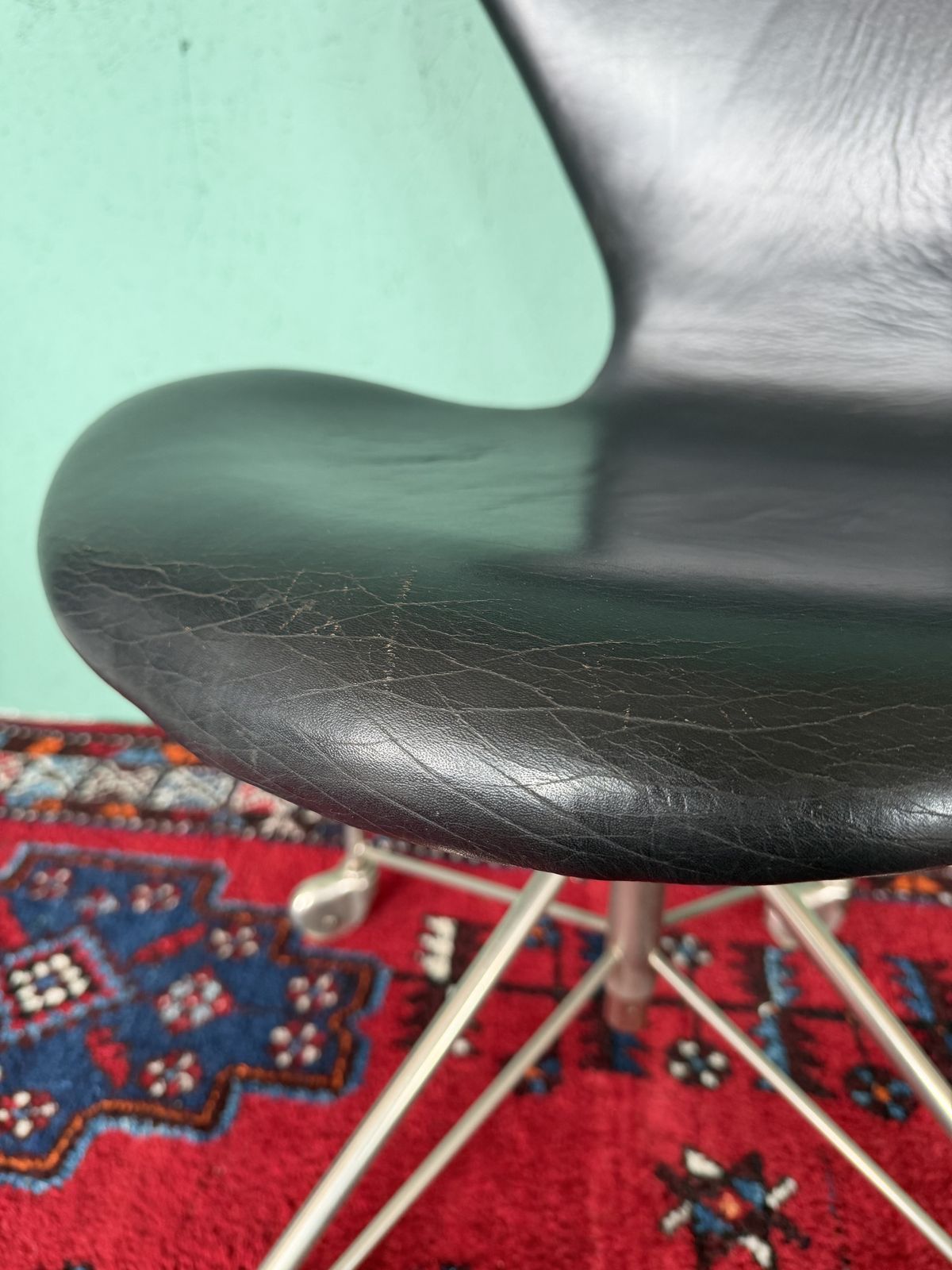 photo buy Vintage Arne Jacobsen 3117 Series One Office Chair In Black Leather