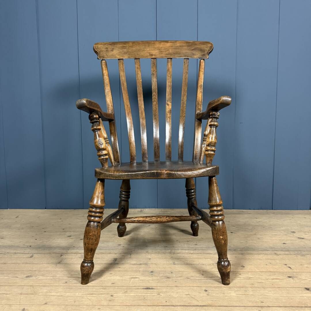 Bruine Engelse Windsor Fauteuil Met Hoge Rug photo Meubels