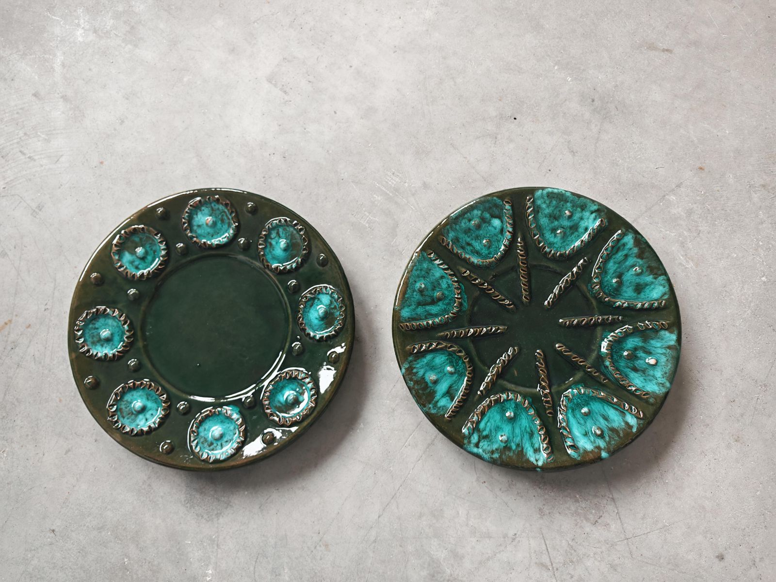 Pair Of Mid Century Modern Oyster Plates In Green And Turquoise, France 1970s photo 900.0