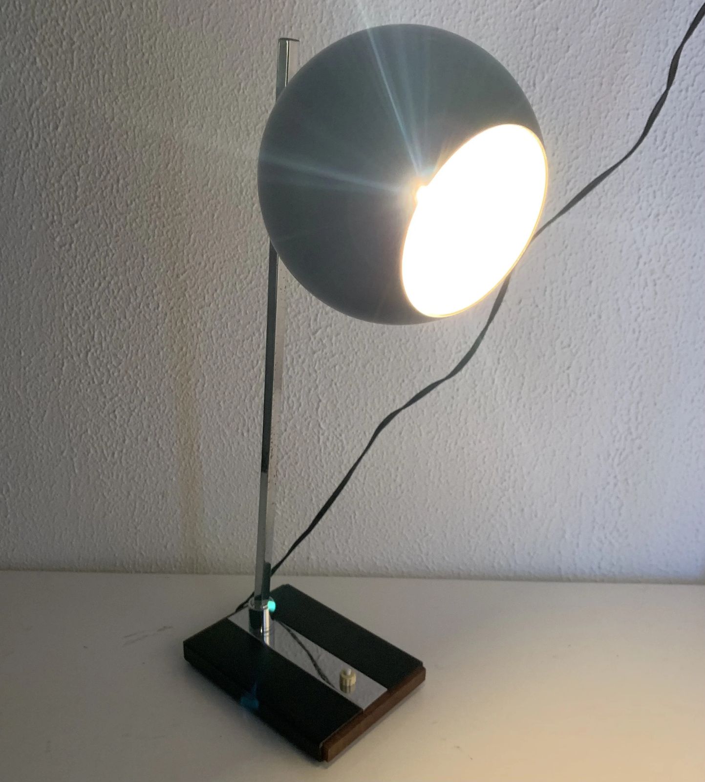 Large Vintage 1960s Eyeball Design Black And Wood Desk Lamp   50 Cm photo 139.0