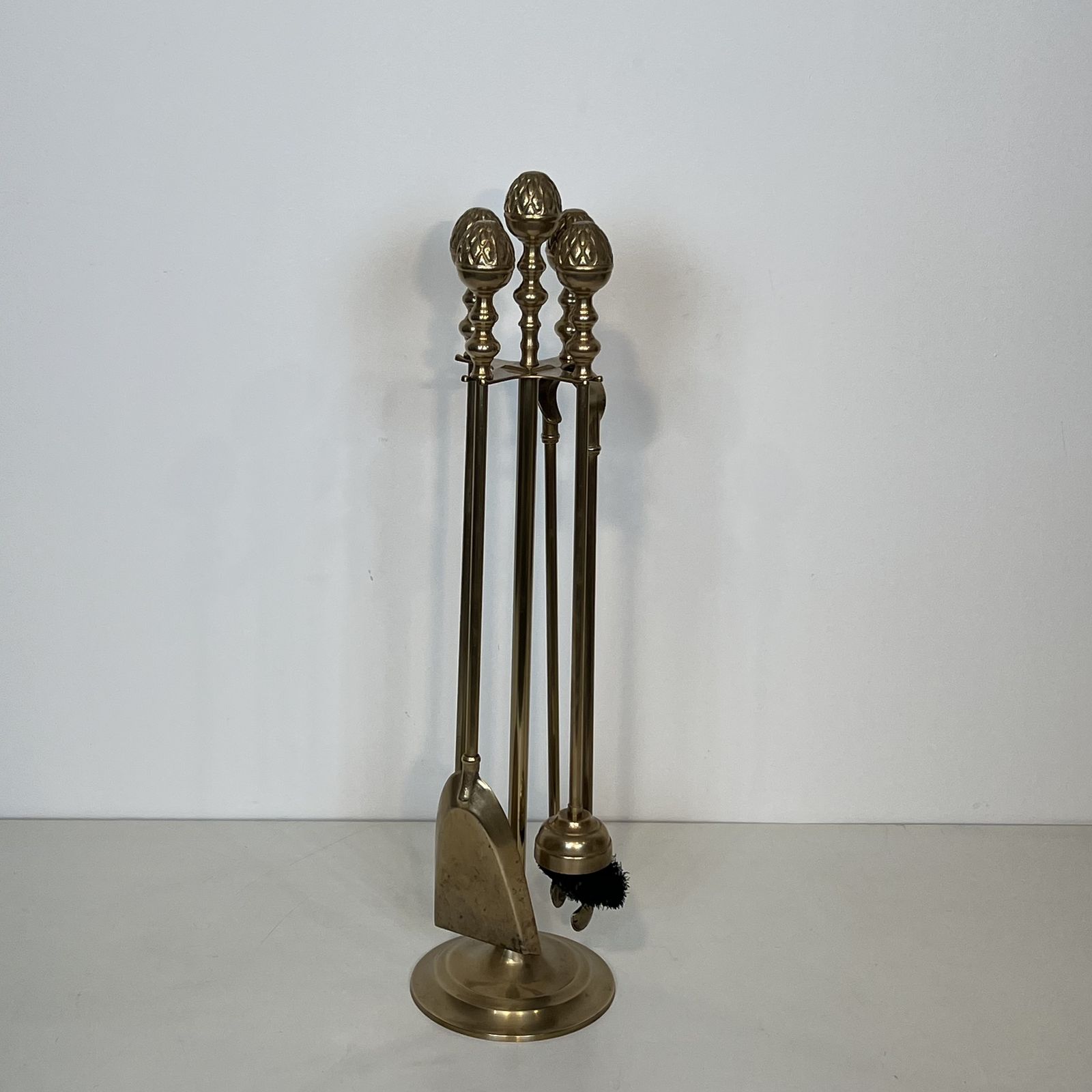 photo vintage Brass Fire Kit With Pine Cones