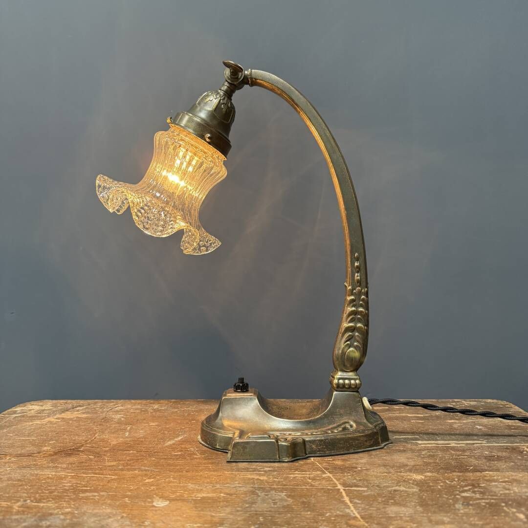 Franse Art Nouveau Tafellamp Met Transparante Glazen Kap photo Verlichting