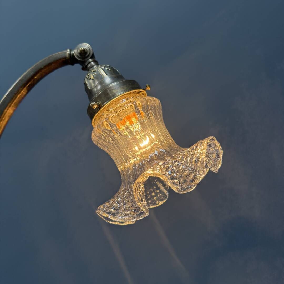 220.0 Franse Art Nouveau Tafellamp Met Transparante Glazen Kap photo