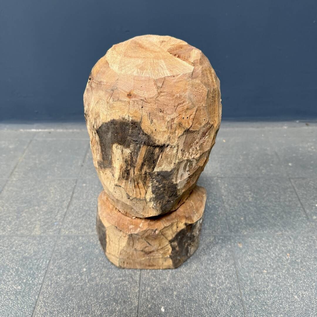 photo vinterior A Wooden Carving Of A Man's Head Or Bust With A Beard