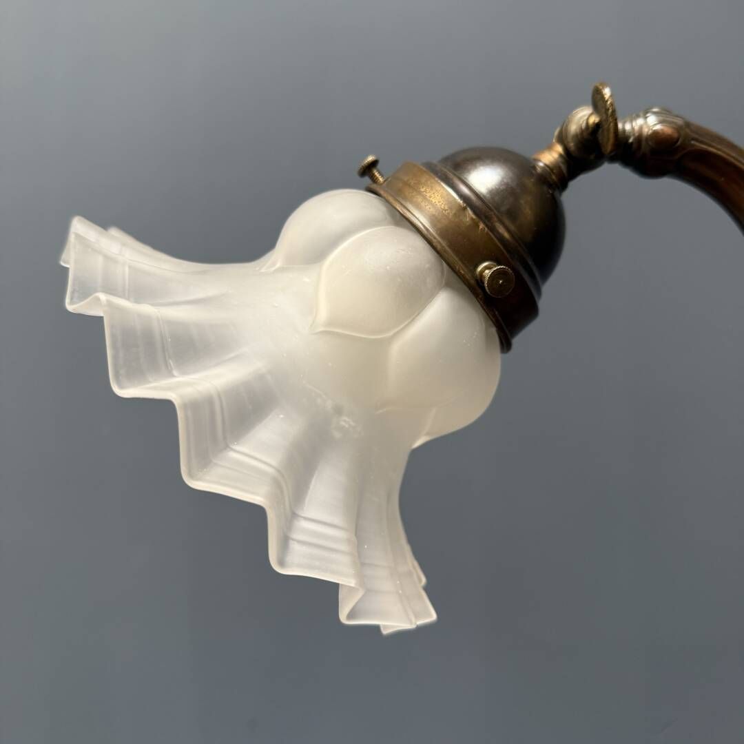 Antieke Art Nouveau Tafellamp Met Matglazen Kap photo vinterior