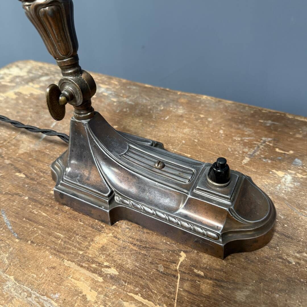 213.0 Antieke Art Nouveau Tafellamp Met Matglazen Kap photo