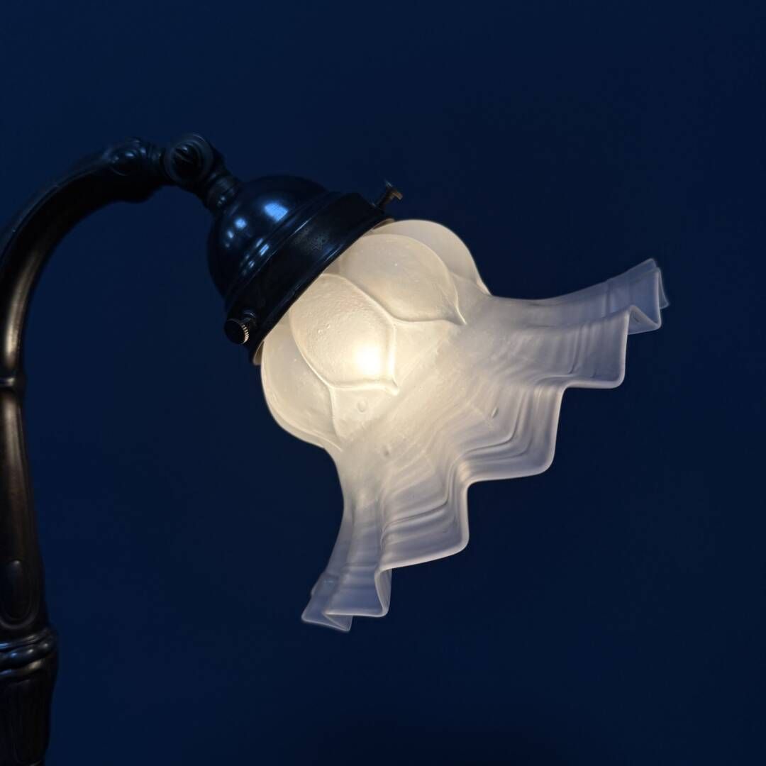 photo vinterior Antieke Art Nouveau Tafellamp Met Matglazen Kap