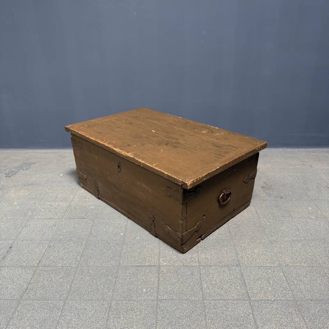 photo furniture Antieke Geschilderde Houten Zweedse Kist