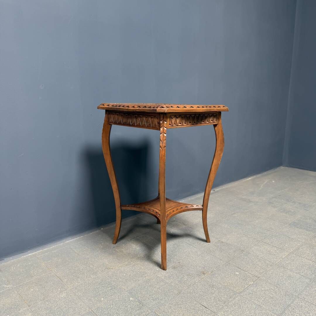 Elegante Antieke Houten Bijzettafel Met Houtsnijwerk photo vinterior