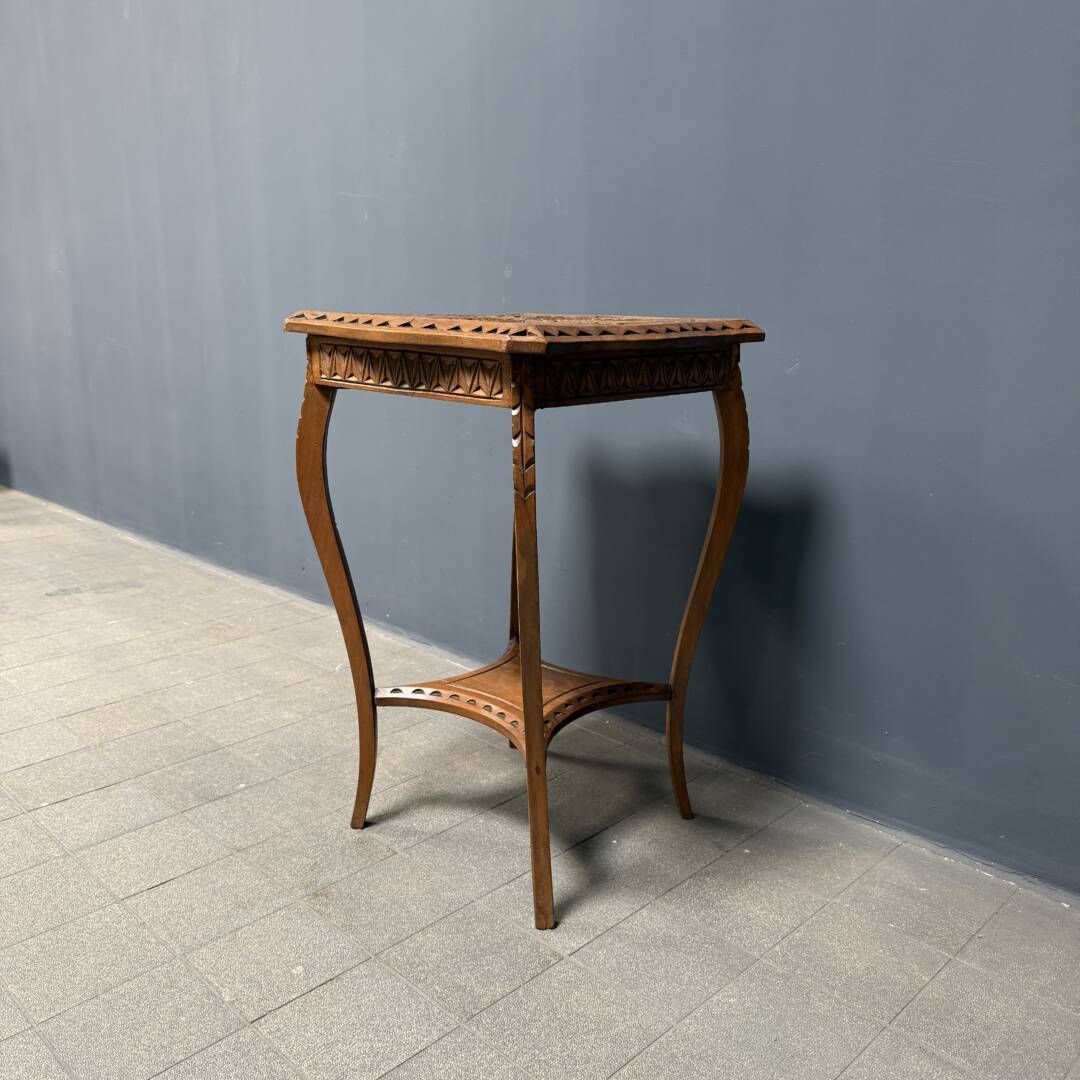 Elegante Antieke Houten Bijzettafel Met Houtsnijwerk photo vintage