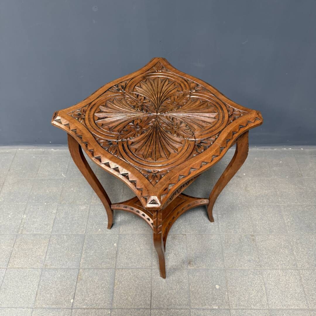 photo vinterior Elegante Antieke Houten Bijzettafel Met Houtsnijwerk
