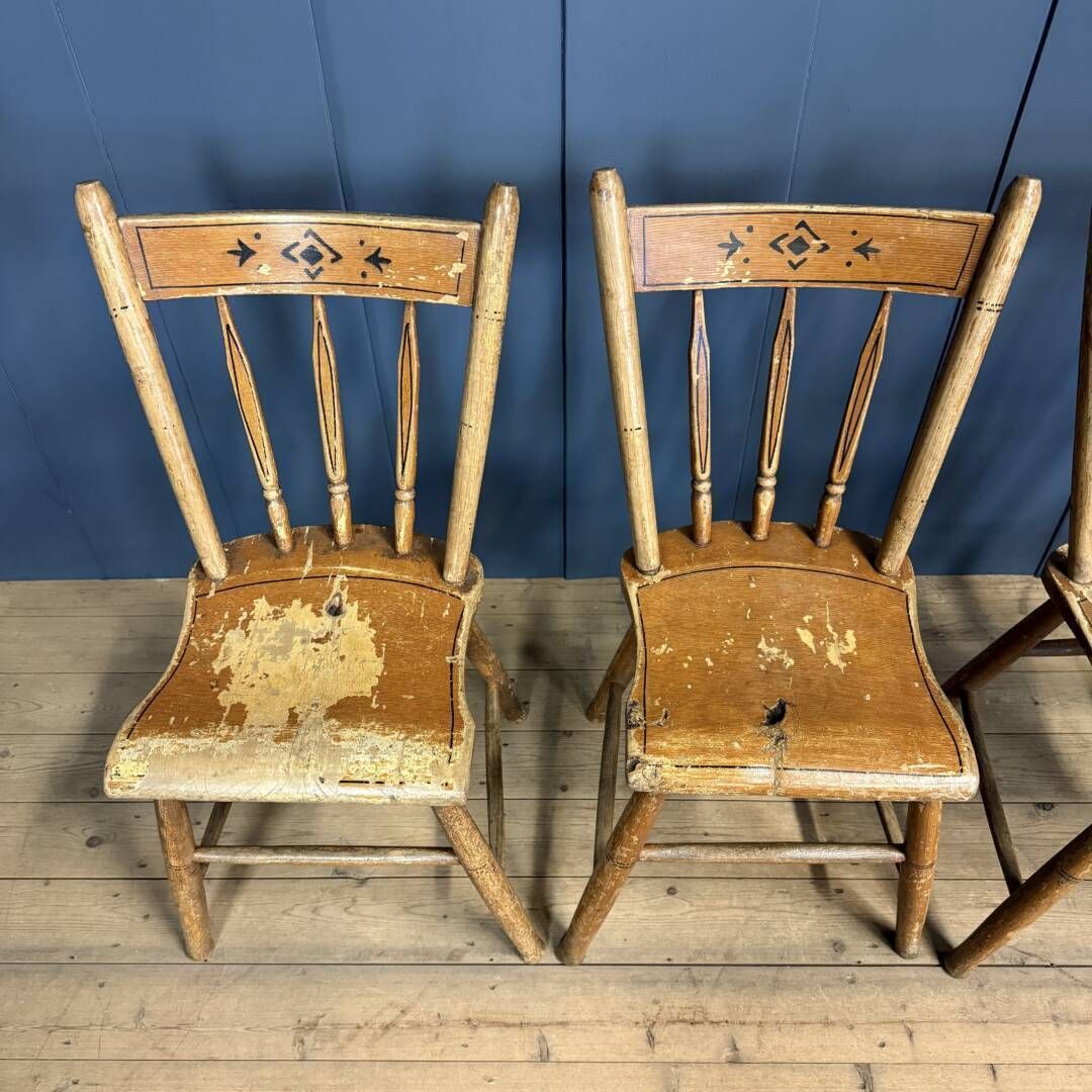 Set Van Vier Geschilderde Nederlandse Keukenstoelen photo Meubels
