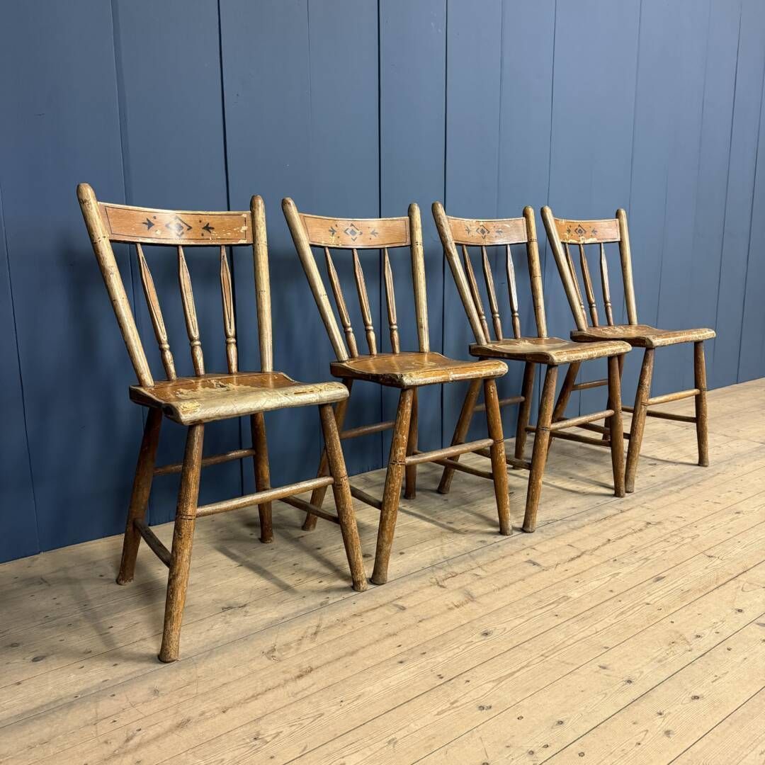 Set Van Vier Geschilderde Nederlandse Keukenstoelen photo vintage