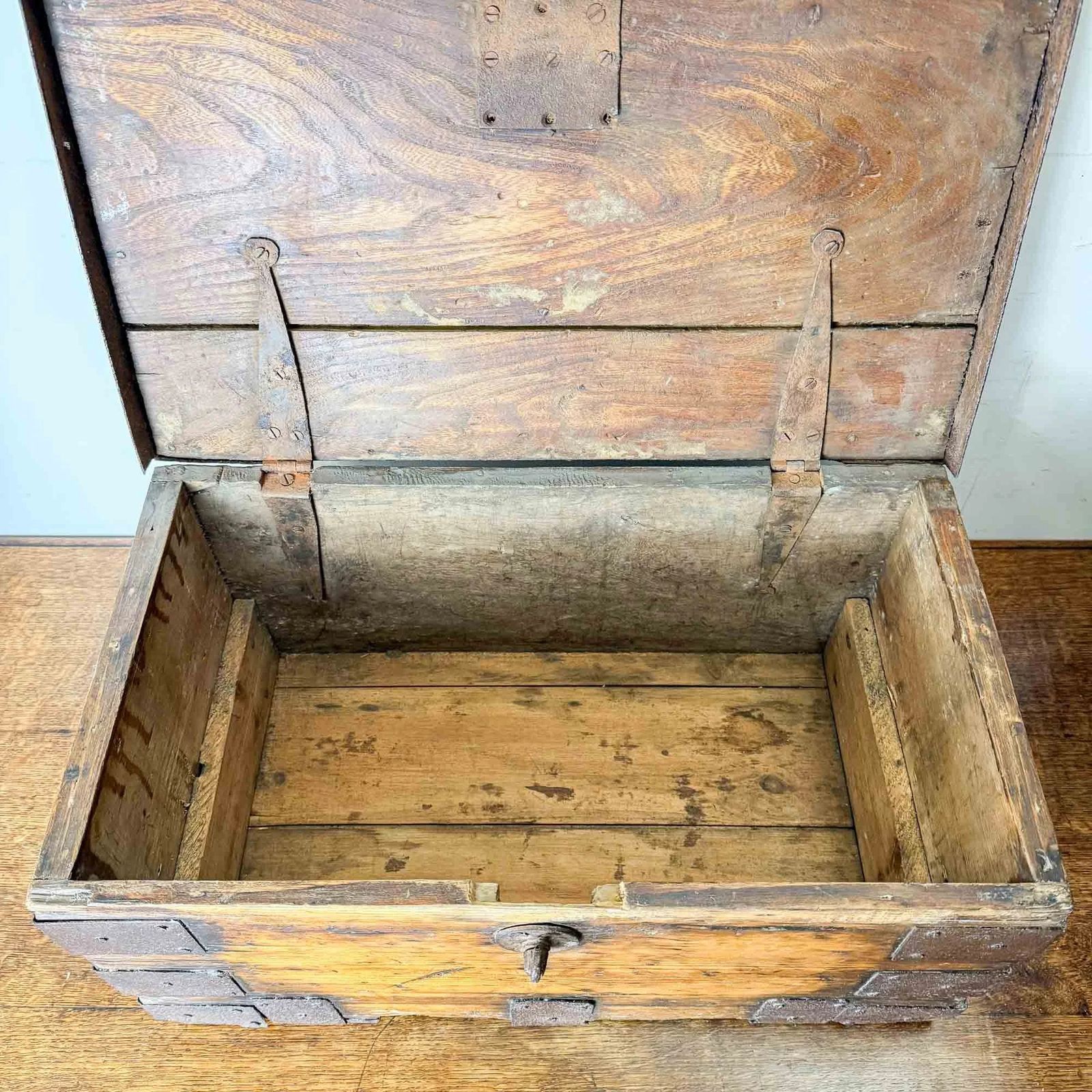 photo vinterior Antique Elm And Pine Iron Bound Strongbox