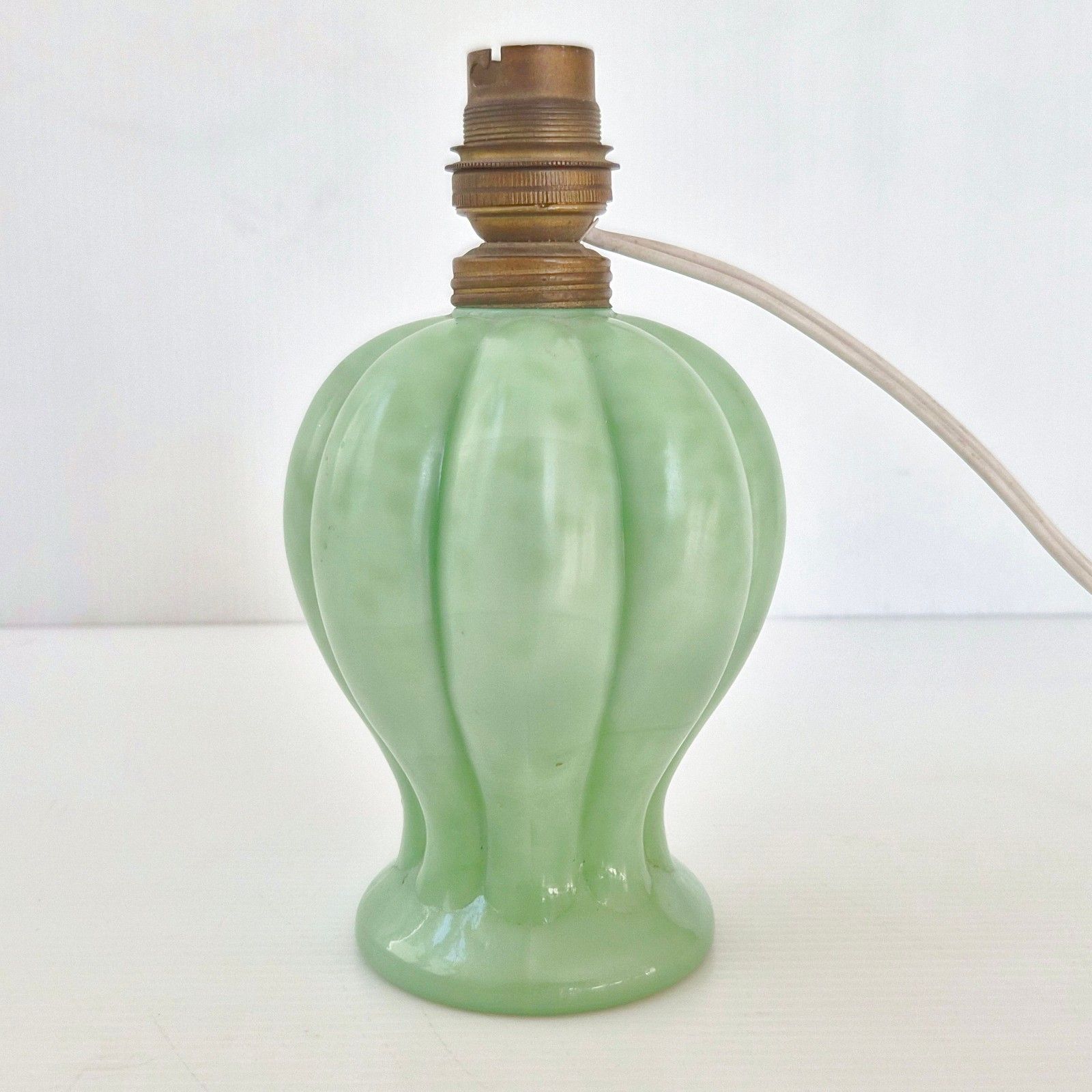 Lampe de chevet vintage en verre opaline vert irisé, années 1950