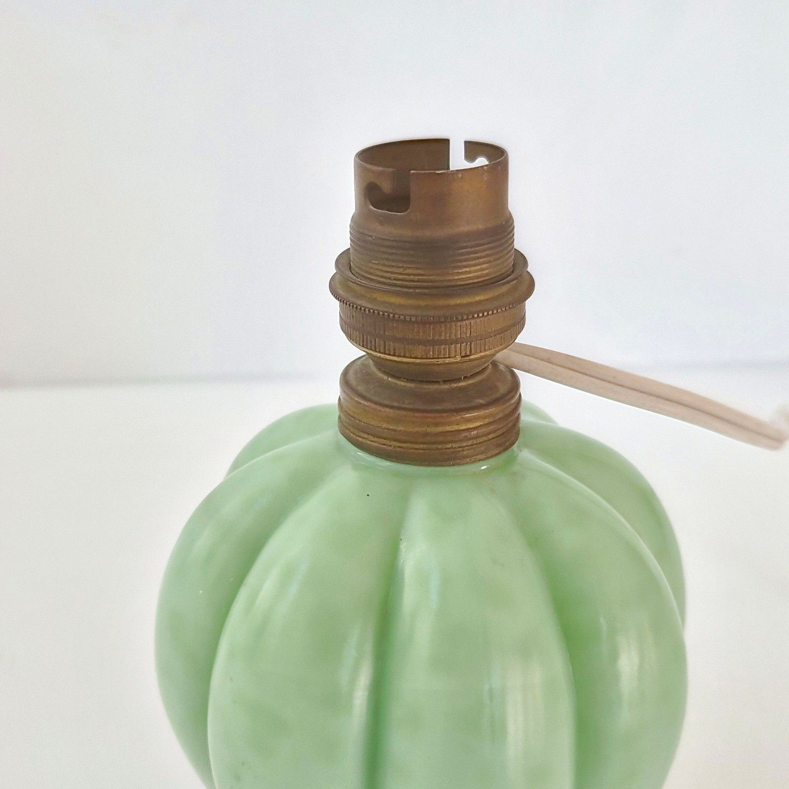 Lampe de chevet vintage en verre opaline vert irisé, années 1950 photo Luminaires