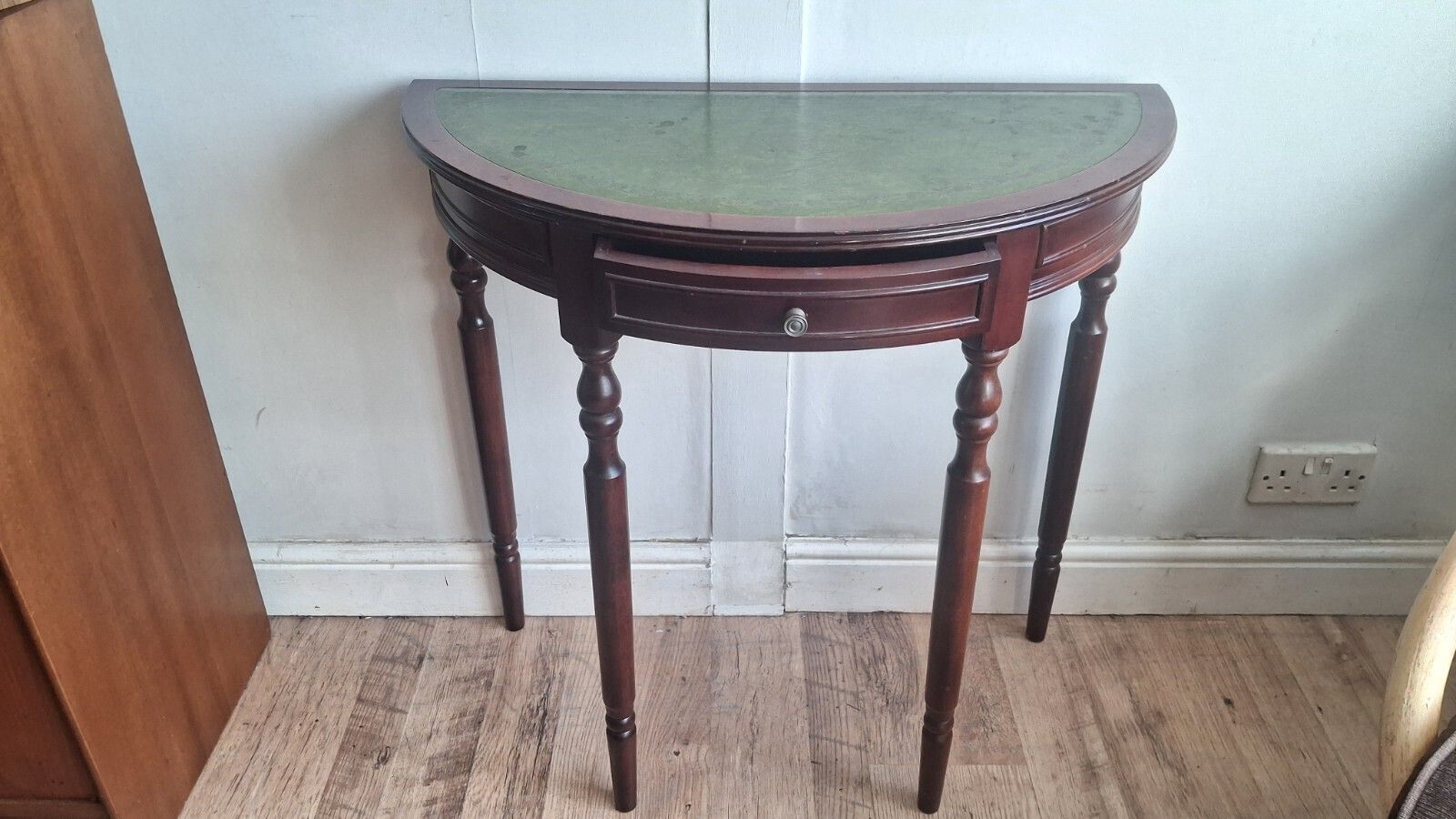 photo vinterior 1980s Mahogany Demi Lune /Half Moon Table With Green Tooled Leather Top