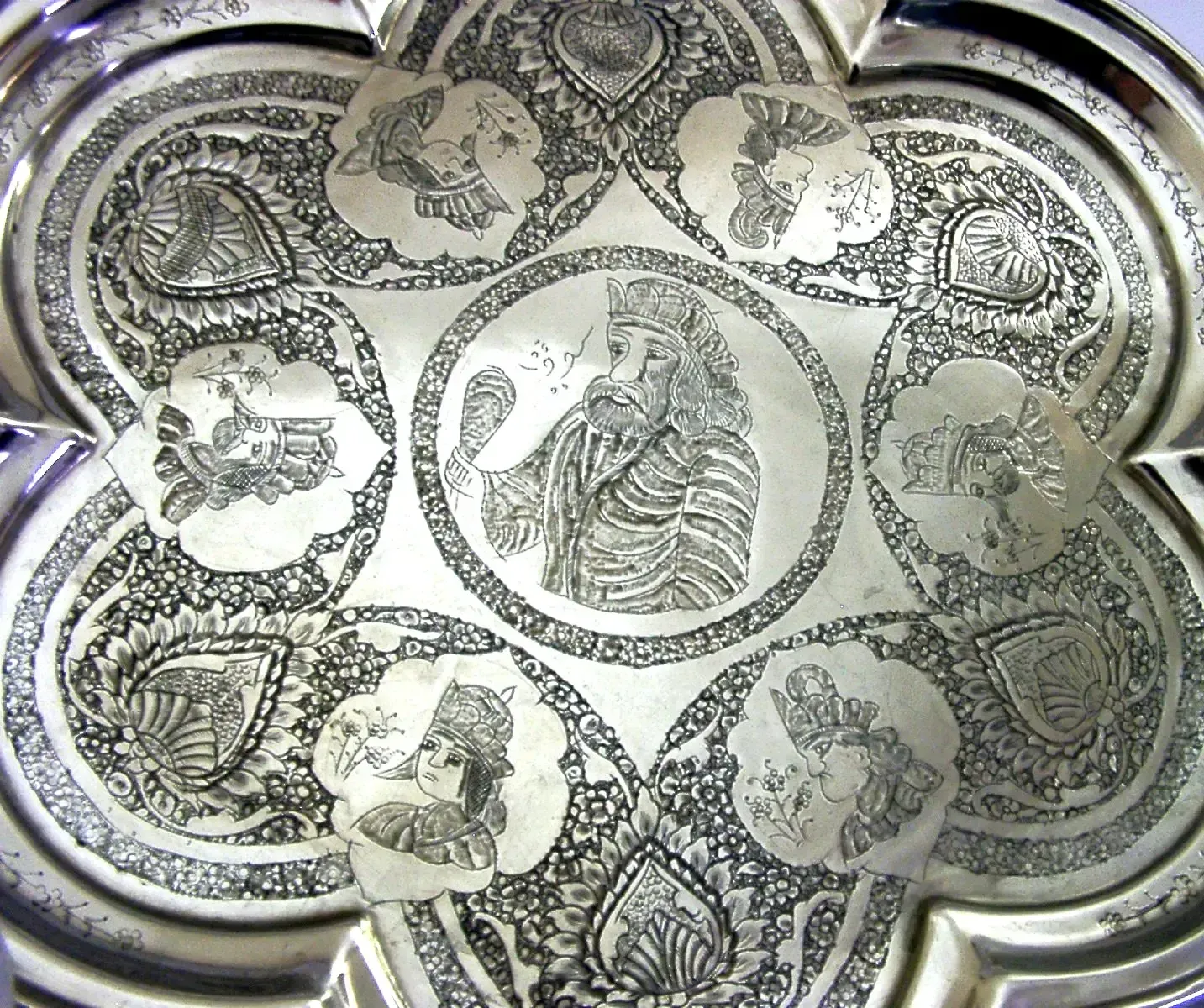 Grand plateau en argent massif d'Orient, 752 g, 34,4 cm, d'époque vers 1920