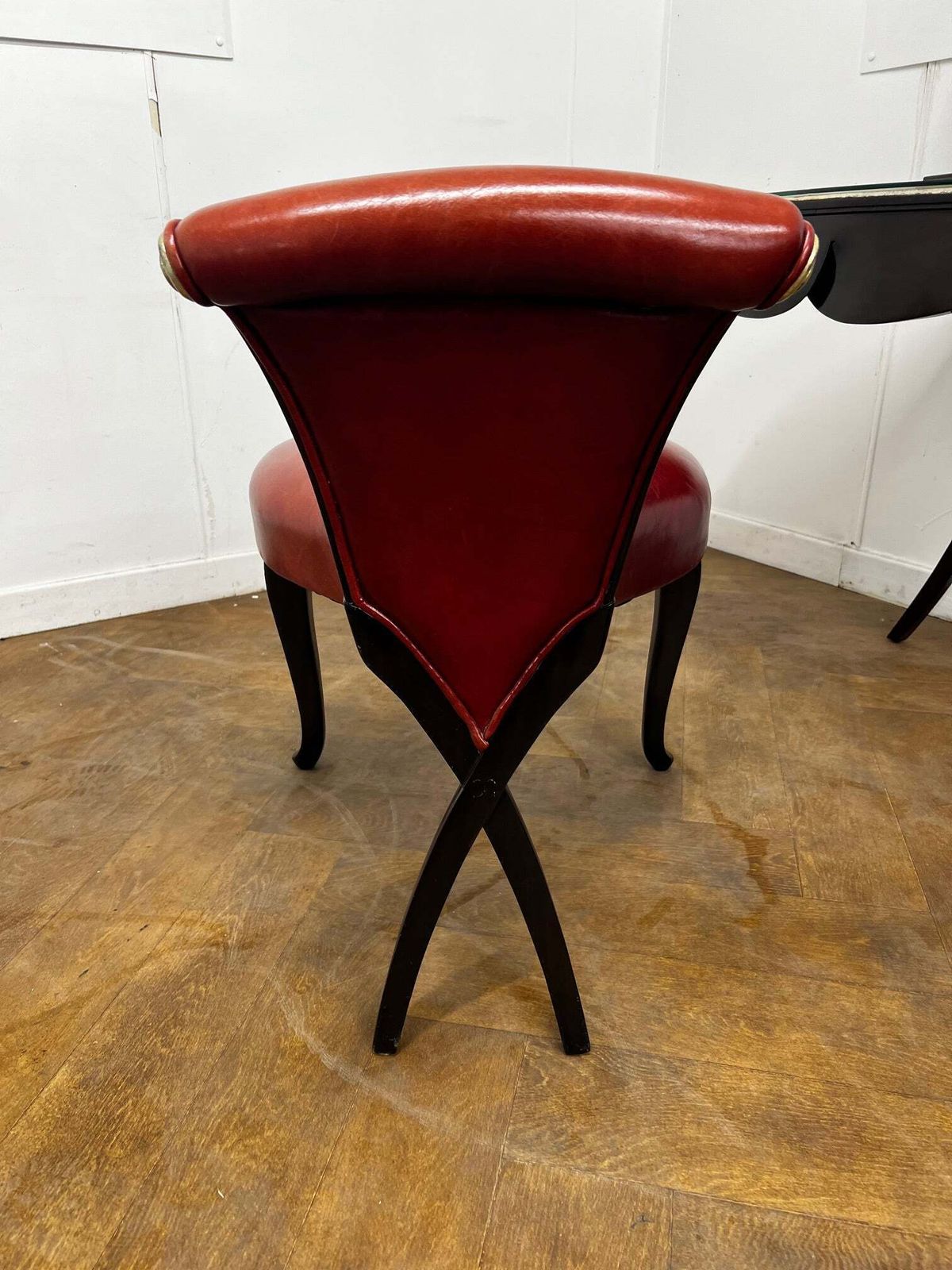 photo vinterior Christopher Guy "Vanity Fair I" Dressing Table In Hand Carved Mahogany And Matching "Vanity Fair" Red Leather Mahogany Chair