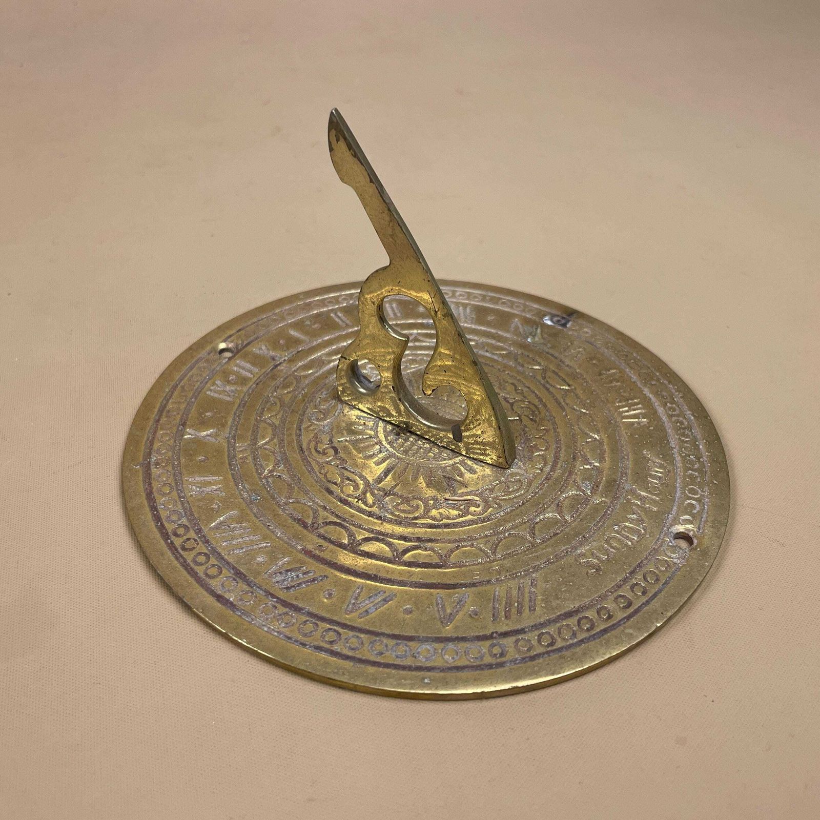 Antique Brass Gold Sun Dial Garden Metal Heavy Vintage Garden Decor Round Circular 13.8cm Weather Sundials Engraved Outdoor Sun Face photo for sale