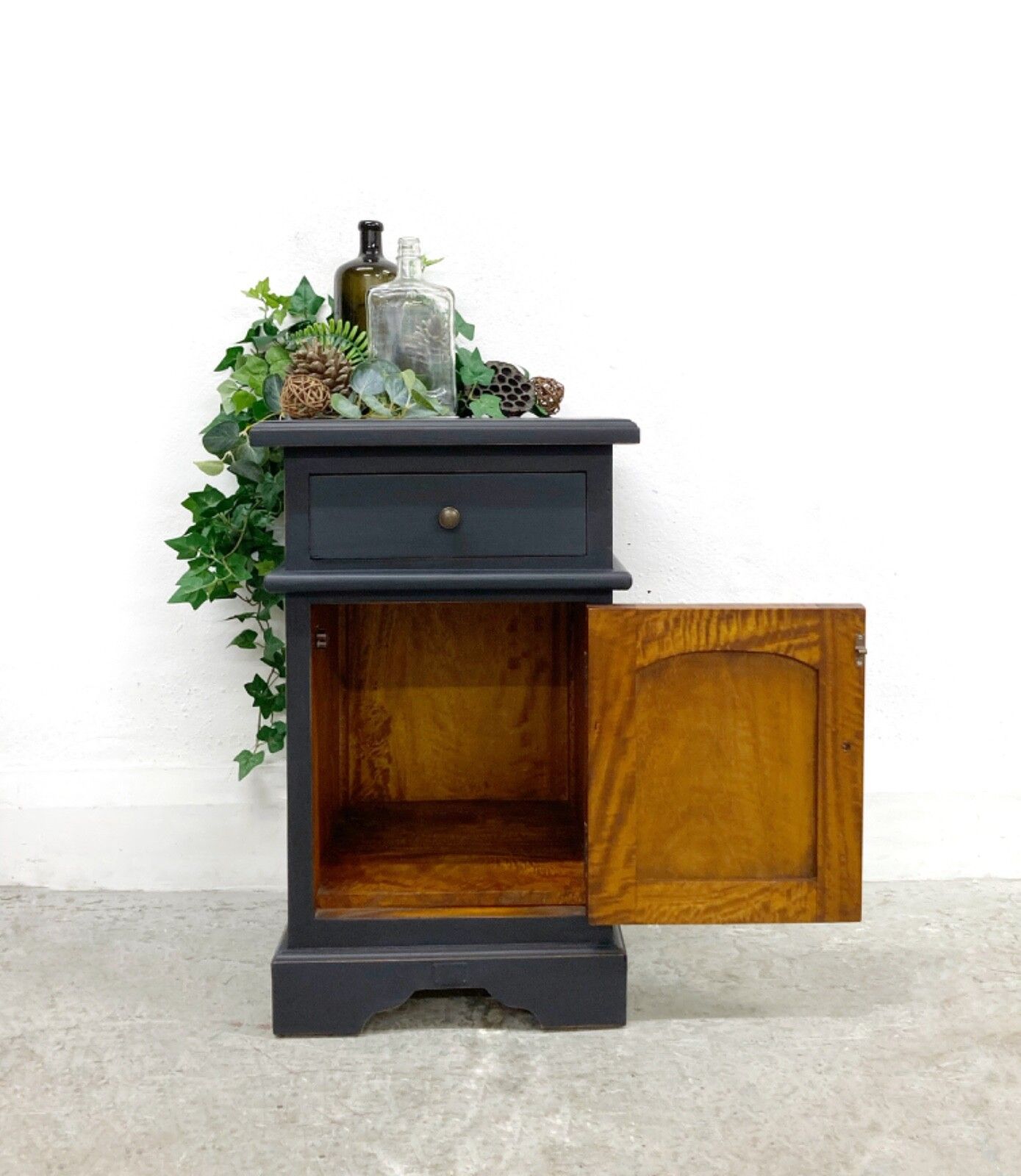 Bedside Table. Nightstand. Black Lamp Table. Bedroom Furniture. photo 145.0
