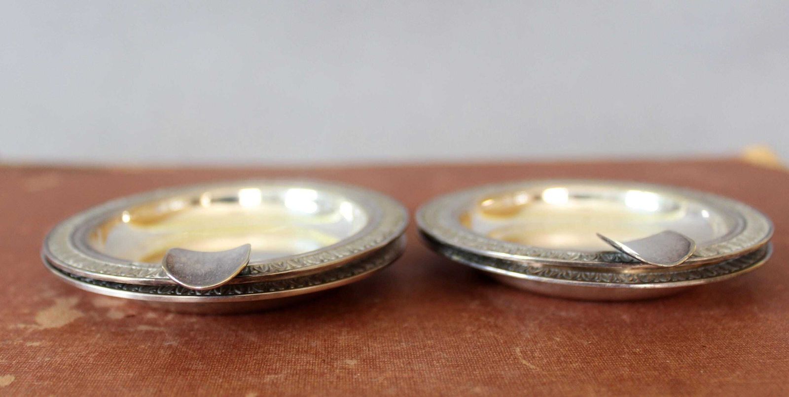 photo vintage Set Of 4 Small Vintage Silver Plate Tray And Ashtray, One Sturbelle, 3 Sivar Delheid Brussels Belgium, High Quality No 1, Louis XVI Design