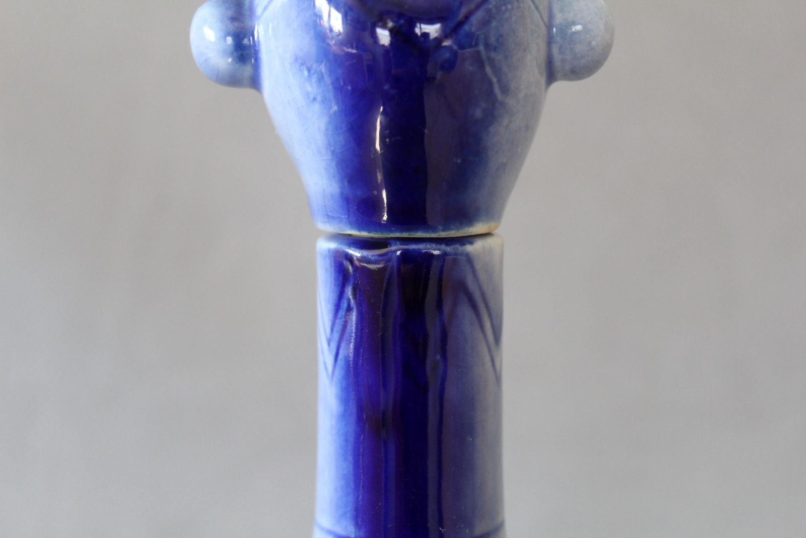 photo vinterior Antieke art deco Duitse blauwe keramische aap-karaf, komisch, Schafer-stijl, figuratief, handgeschilderd, kurkstopper ontbreekt