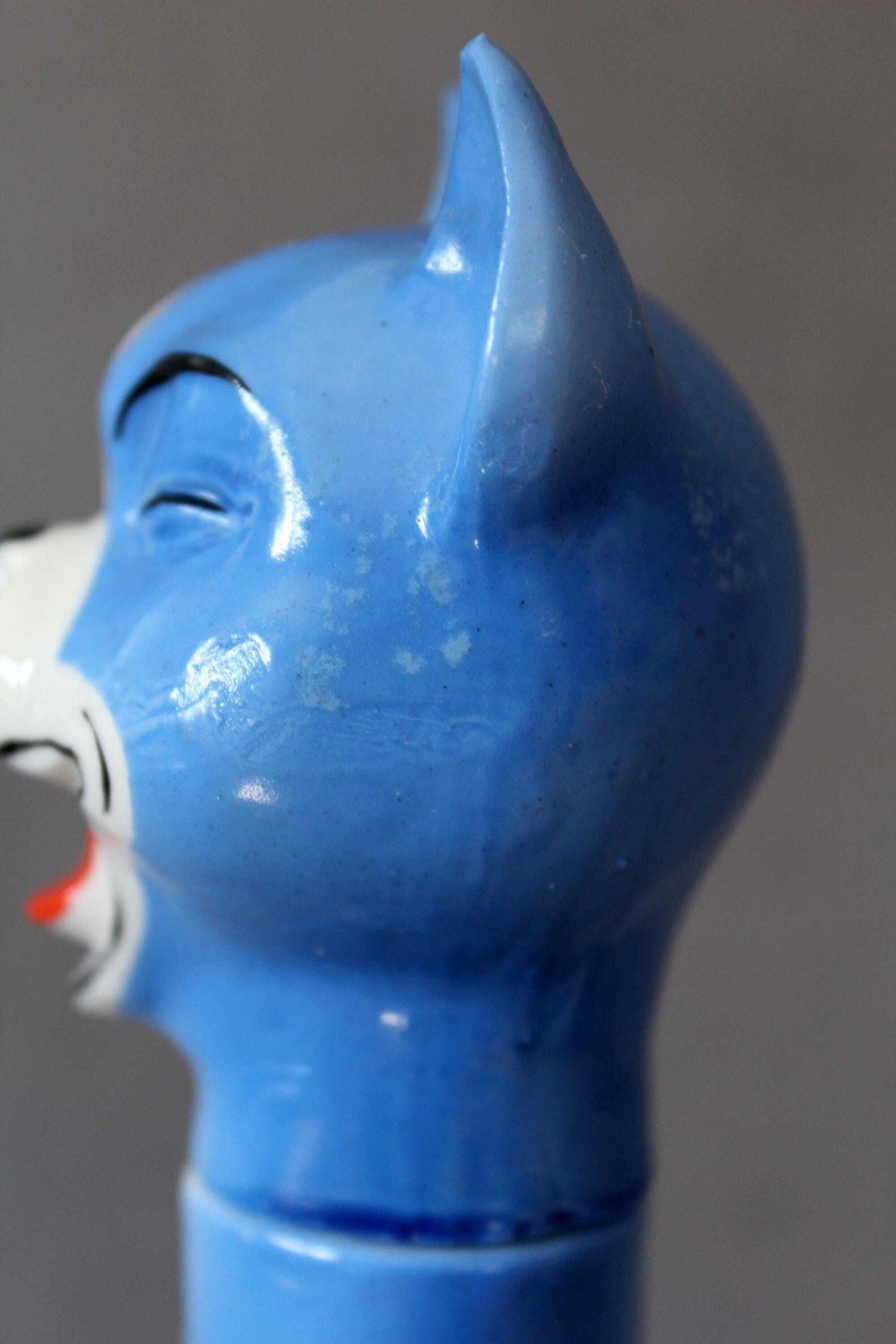 Carafe d'époque Art déco en céramique bleue, chat clignotant, figurine peinte à la main, style Schafer, Allemagne photo vintage