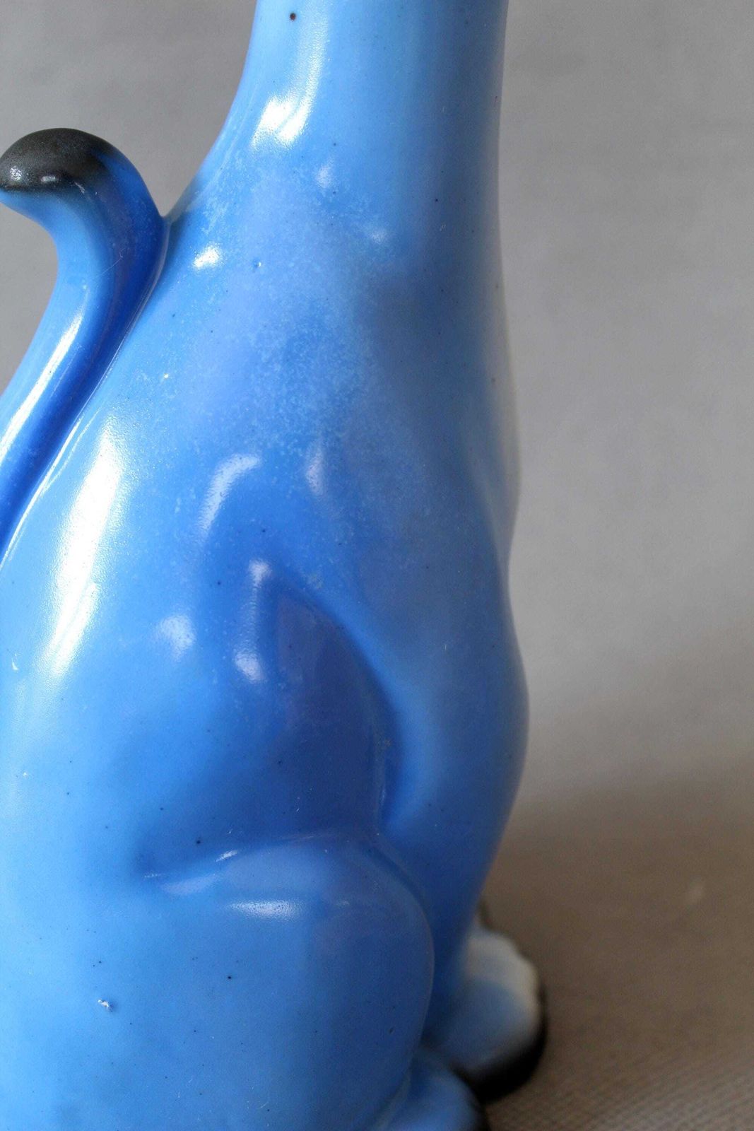 photo vinterior Carafe d'époque Art déco en céramique bleue, chat clignotant, figurine peinte à la main, style Schafer, Allemagne