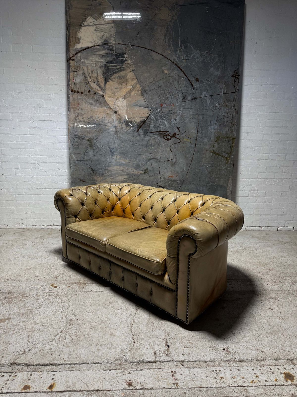 Excellent Midc Leather 2 Seater Chesterfield Sofa In Faded Hand Dyed Tans photo vinterior