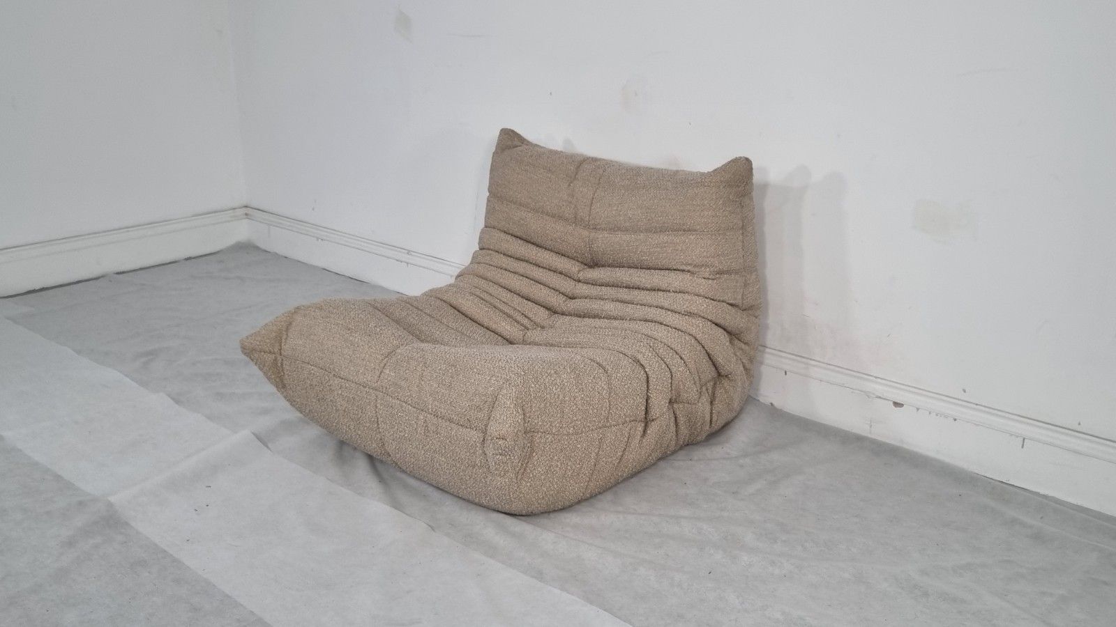 Ligne Roset Togo Chair In Honey Boucle In Excellent Condition photo 1860.0