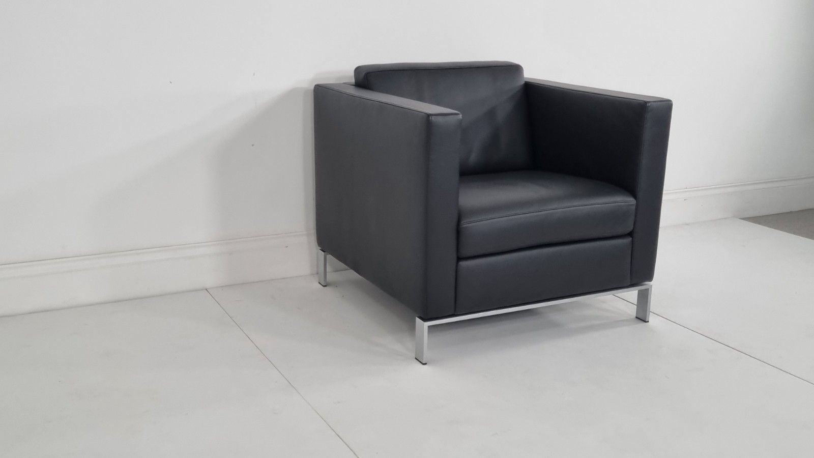 photo for sale Walter Knoll Foster 500 Armchair In Black Leather Excellent Condition #3