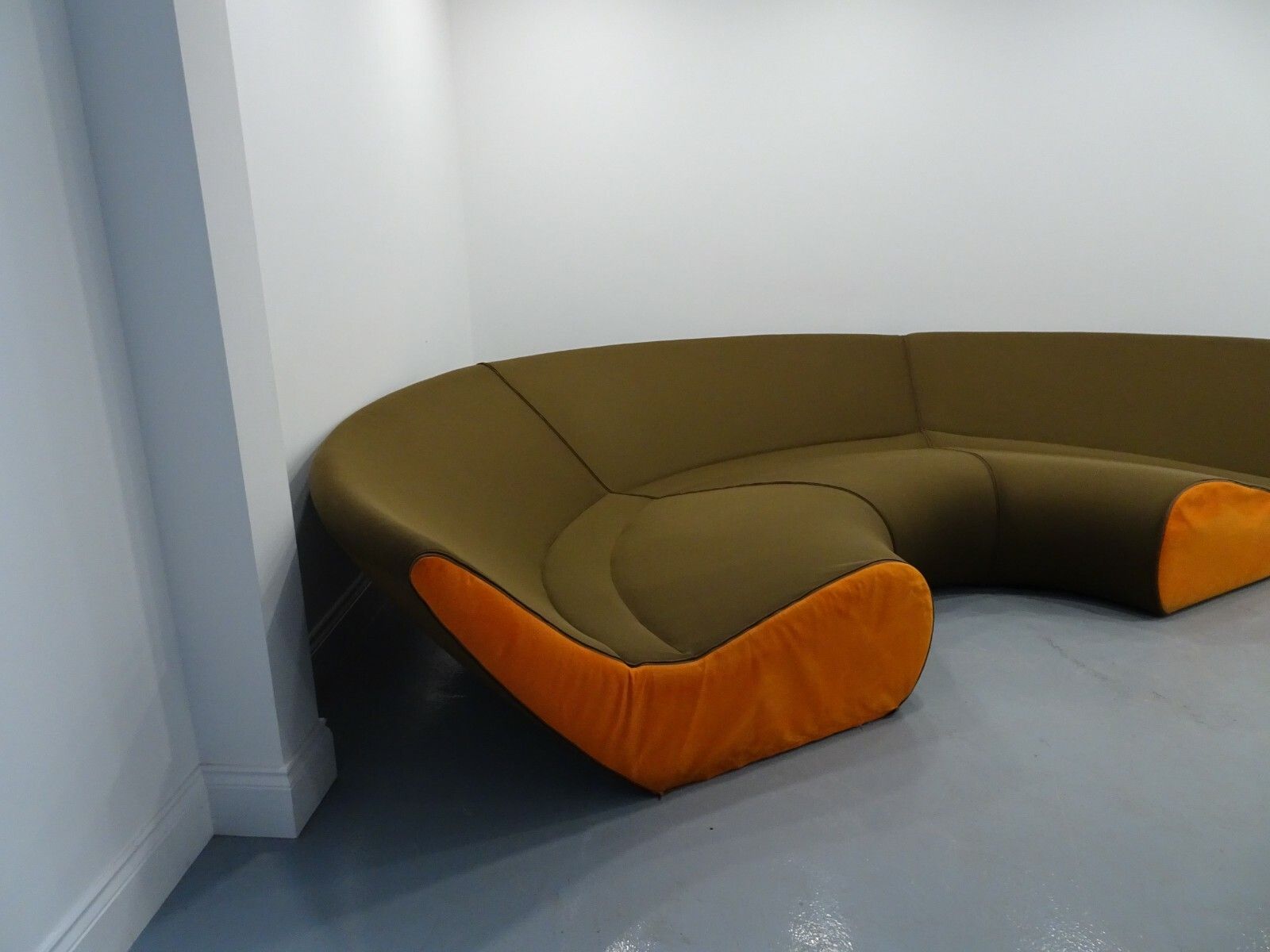 photo furniture Walter Knoll Small Circle Reception Seating In Brown Fabric With Orange Unique