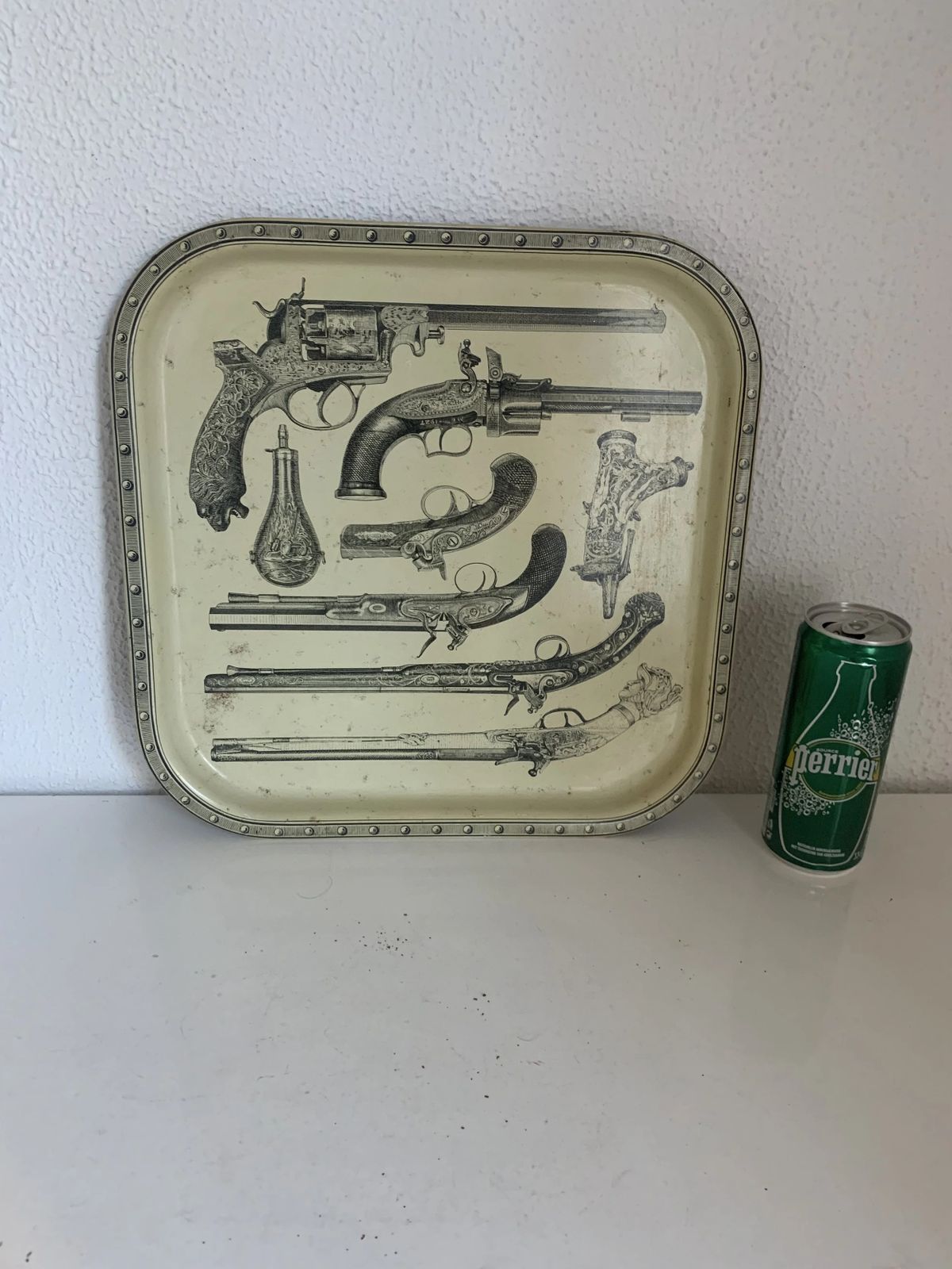 Metal Tray Guns Design Piero Fornasetti Style Vintage 1960   33 X 33 Cm photo vinterior