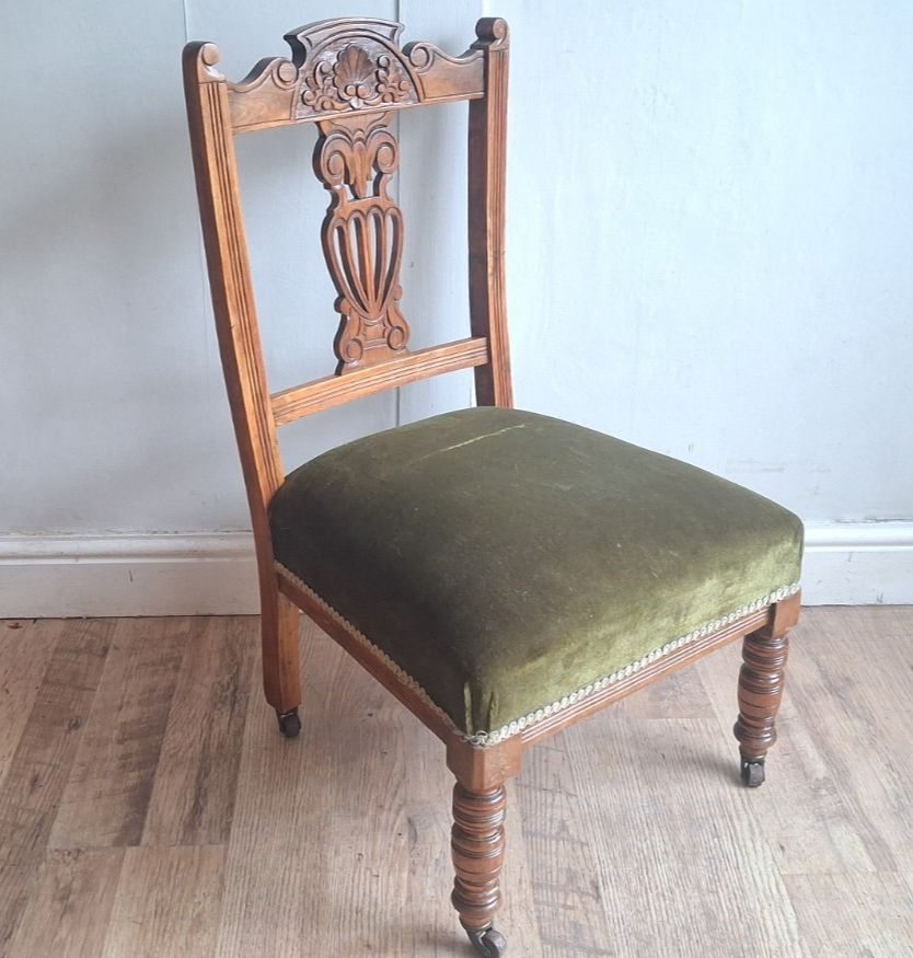 photo vinterior Quaint Victorian Circa 1890 Mahogany Upholstered Bedroom /Nursing /General Chair