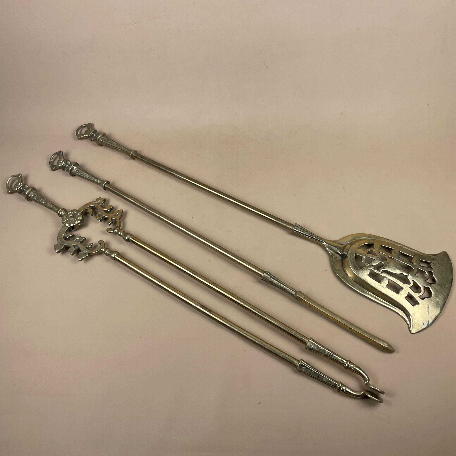 photo furniture Vintage Brass Fireplace Tools Large Set Of 3 Hanging Heavy Fire Hearth Decor Gold Farmhouse Cottage Antique Style