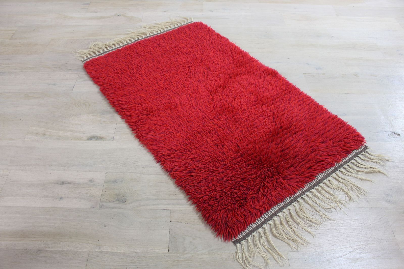 Swedish Plain Red Rya With Good Fringe photo furniture