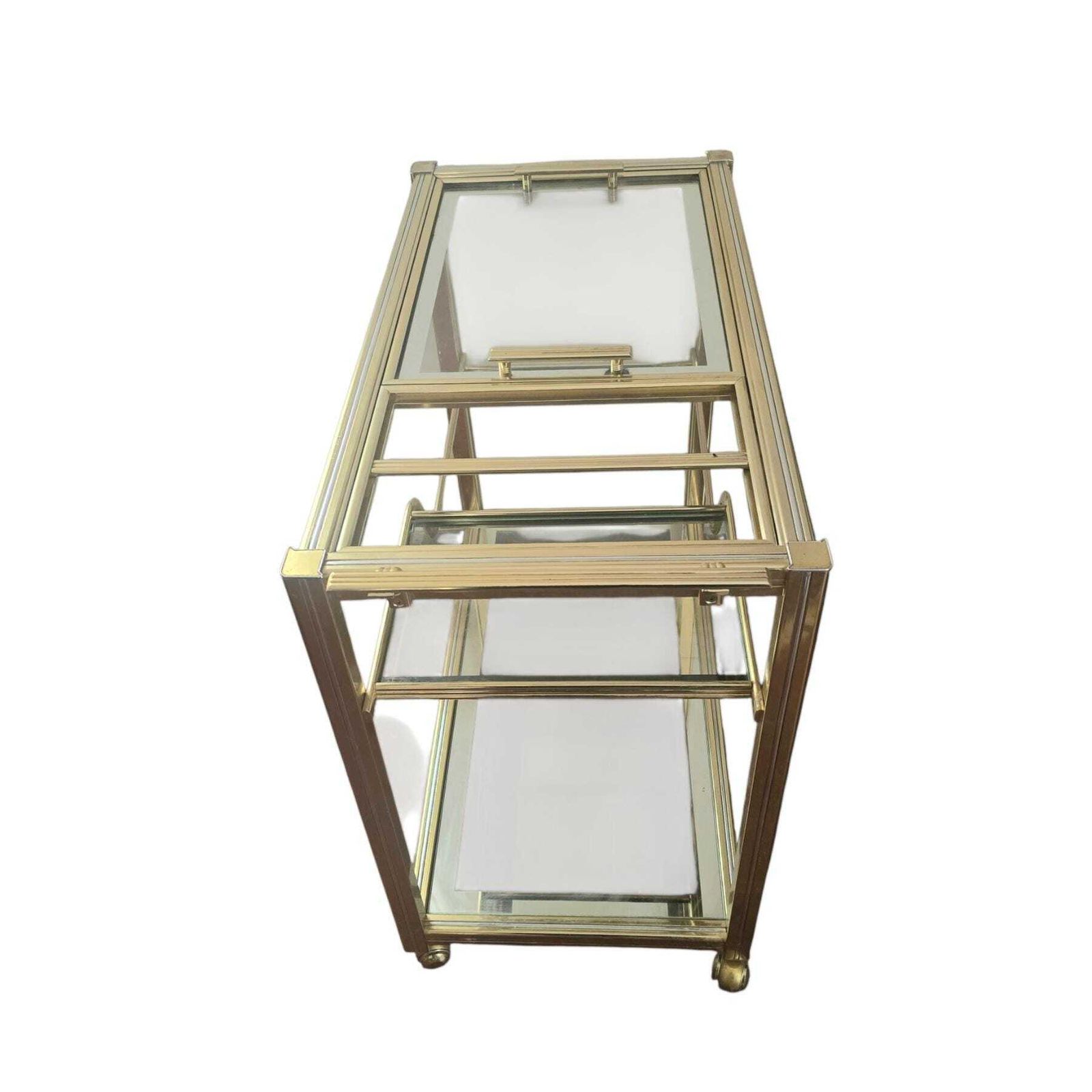 photo furniture Vintage Hollywood Regency stijl trolley barcart van Pierre Vandel. Drielaagse serveerwagen van messing en glas
