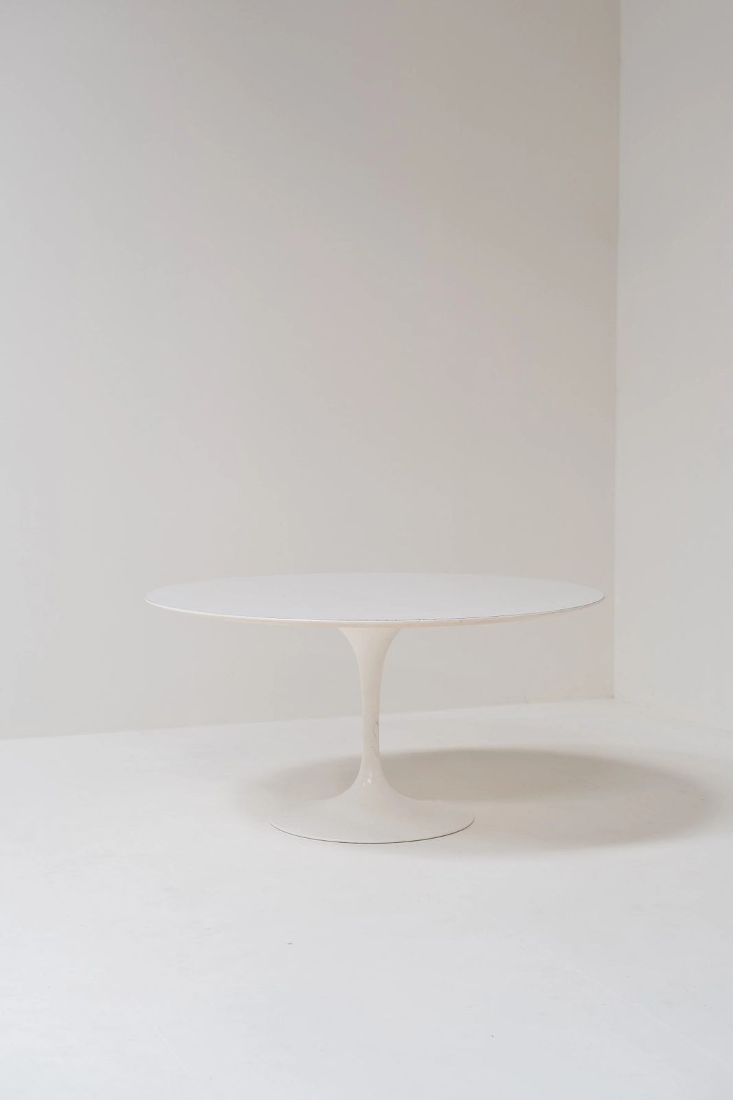 Round Dining Table With Metal Tulip Base And White Lacquered Table Top 1970
