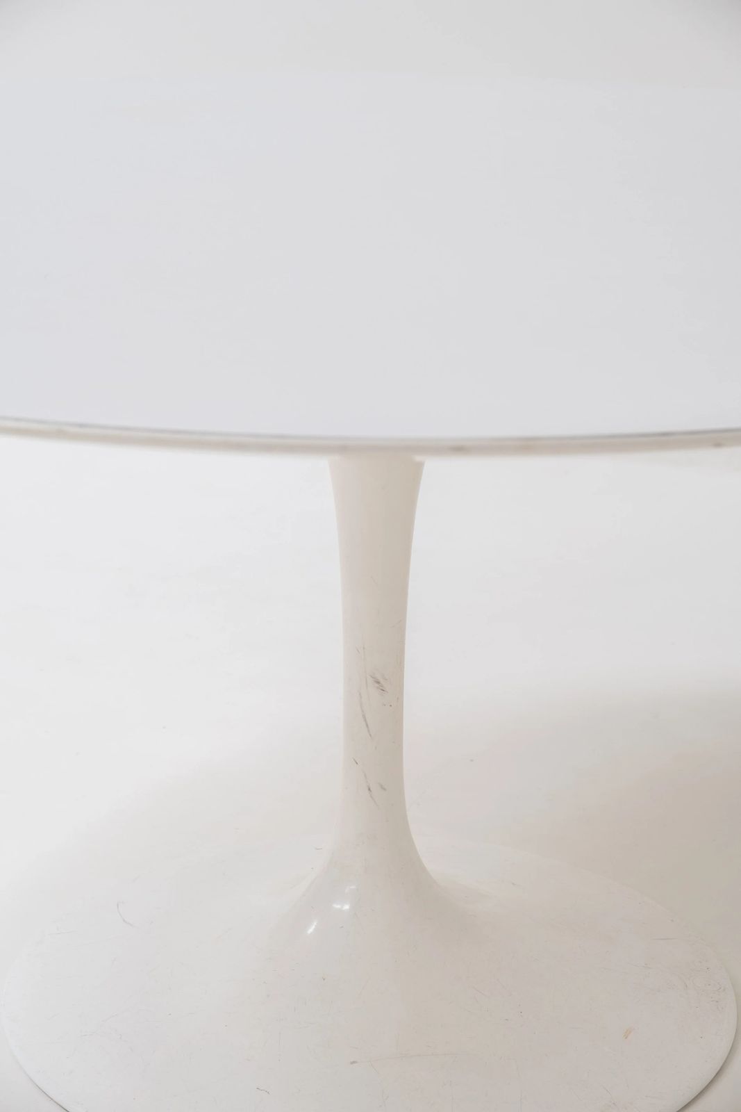 Round Dining Table With Metal Tulip Base And White Lacquered Table Top 1970 photo Furniture