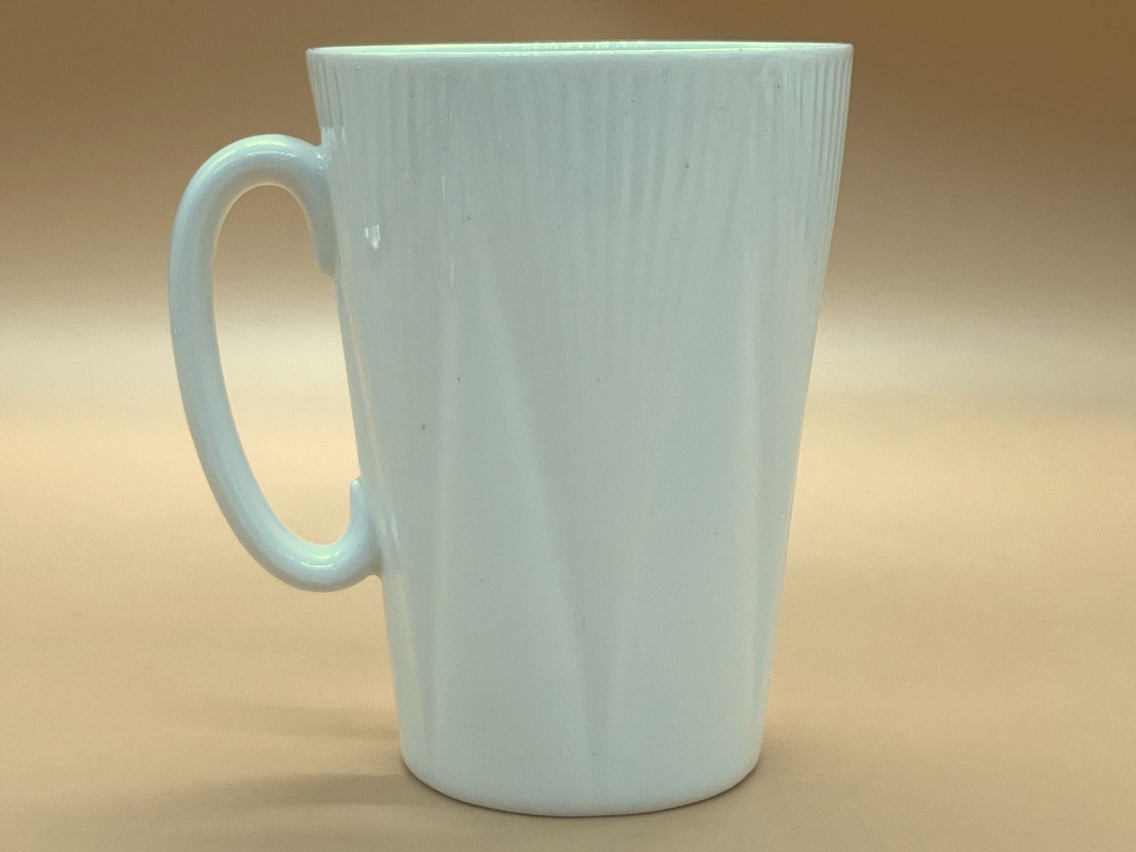 Vintage Shelley China Dainty White mok / beker. Ca. jaren 1950. photo furniture