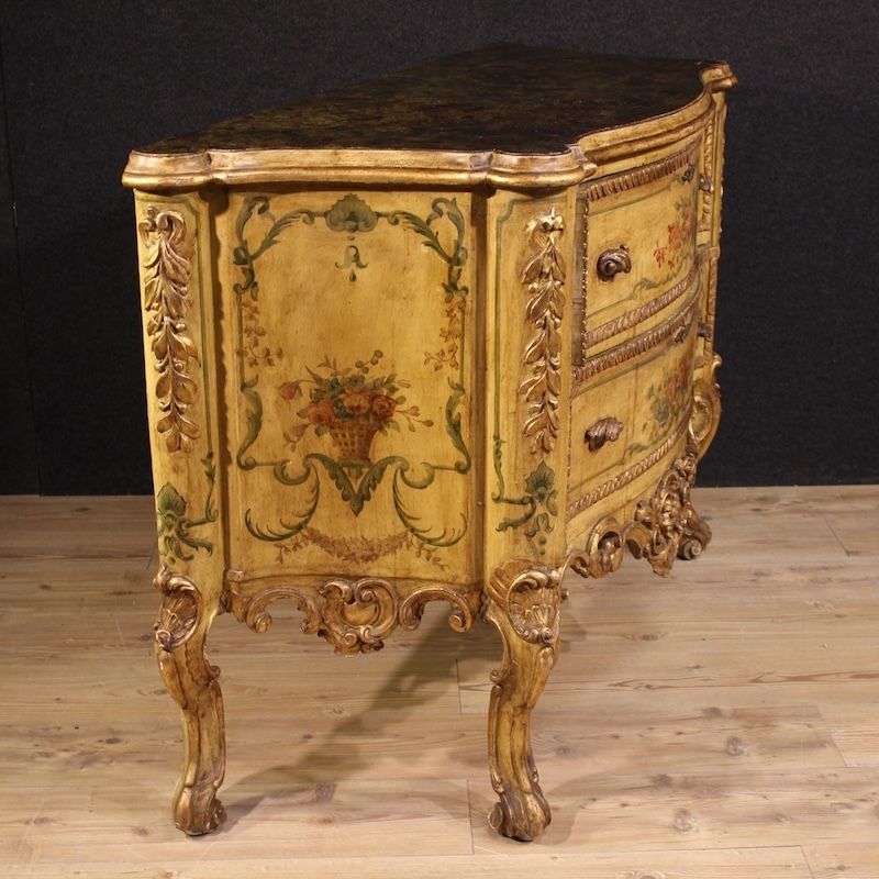 Venetiaanse commode in barokstijl, 20e eeuw photo Meubels