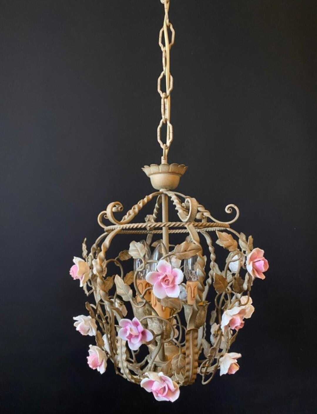 Duty Free USA. Lustre d'époque en forme de cage à oiseaux avec roses en céramique photo furniture