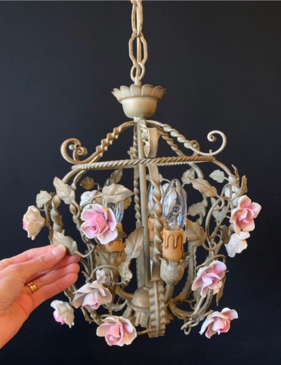 photo vinterior Duty Free USA. Lustre d'époque en forme de cage à oiseaux avec roses en céramique